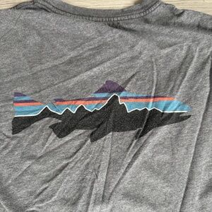 Patagonia ~ Fly FISH TROUT ~ Mountain Logo ~ Long Sleeve Tee ~ T- Shirt~ MEN'S S